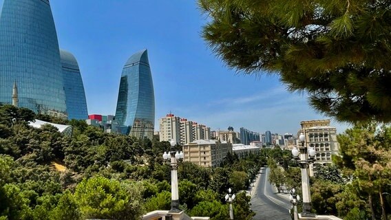 Baku, die Hauptstadt Aserbaidschans, wird vom Tourismus-Ministerium des Landes als Mischung aus Dubai und Paris bezeichnet. © NDR/ARTE/TELLUX-Film GmbH/Till Lehmann 