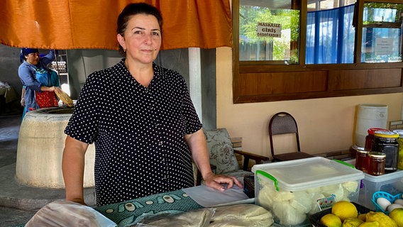 Leyla Subhajeva hat die Tandir-Straßenbäckerei vor 15 Jahren gegründet. © NDR/ARTE/TELLUX-Film GmbH/Till Lehmann 