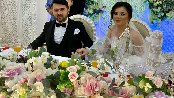 Babek und Gulnura geben fast 15.000 Euro für ihre Hochzeitsfeier im engsten Familienkreis aus. Es sind 150 Gäste dabei. © NDR/ARTE/TELLUX-Film GmbH/Till Lehmann 