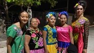 Herausgeputzt: Sara mit Estrella und Familie kurz vor dem großen Muxes-Fest, das einmal jährlich in Juchitán de Zaragoza stattfindet. © NDR/Doclights Hamburg/Tina Muffert 