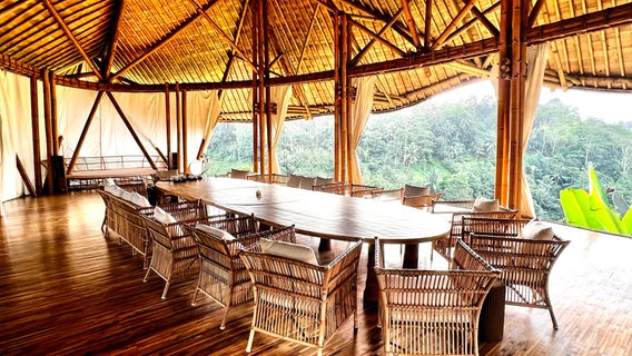 Bambus-Teehaus mit Weitblick und entspannter Atmosphäre © NDR/Autentic Production/Martin Schacht 