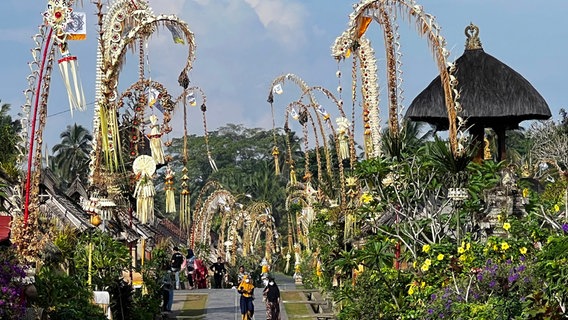 Die geschmückten Bambusstangen symbolisieren den heiligen Berg Agung. © NDR/Autentic Production/Martin Schacht 