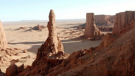 Die Wüstenfelsen bei Djanet sind von der Erosion geglättet und erhielten so ihre unterschiedliche Form. © NDR/Vincent Productions 