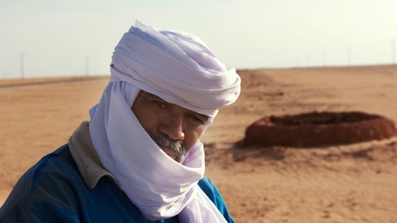 Mohamed Damri ist einer der angesehensten Männer von Adrar. Er ist fürs Wasser zuständig. Genauer: für die Fougara, ein System aus historischen Verteilanlagen und Wasserkanälen. © NDR/Vincent Productions 