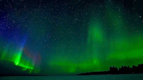 Bei idealen Wetterbedingungen hat man vielleicht das Glück die Aurora Borealis über dem gefrorenen Inari-See zu bestaunen. © NDR/Florianfilm 
