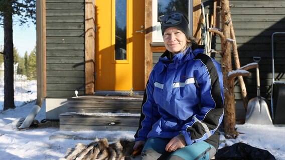 Virpii produziert ihrer kleinen Werkstatt traditionelle samische Schuhe aus Rentierfell. Für ein Paar benötigt sie vier Beine desselben Tieres. © NDR/Florianfilm 