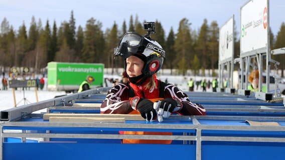 Hanna Mikkola steht in der Startbox bereit, um mit ihren Rentieren das große Königsrennen auf dem Inari-See zu bestreiten © NDR/Florianfilm 