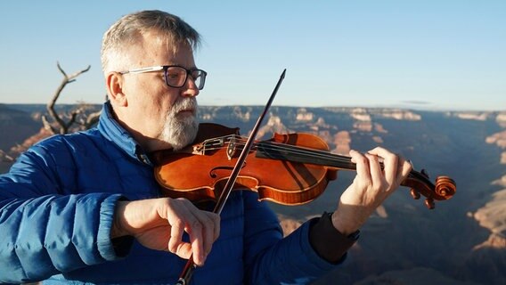 Professor David Koerner ist Planetologe und Astrophysiker. Seine große Passion ist das Geigespielen. In jeder freien Minute kommt er an den Grand Canyon und spielt. © NDR/Frank Bergfeld 