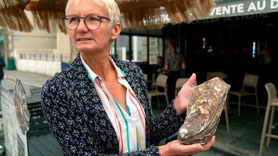 Christine Raccine betreibt eine Austernzucht und ein Restaurant in Cancale. © NDR/miramedia/Elke Bille 