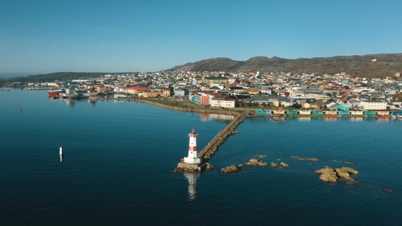 Der Hafen von Saint-Pierre. In der Hauptstadt des Archipels leben die meisten der knapp 6000 Einwohner. © NDR/Florianfilm 