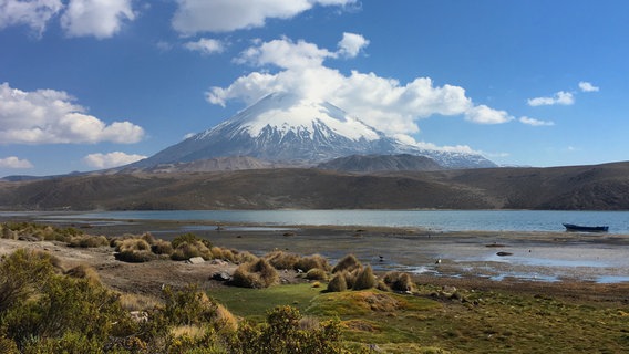 Der 6.380 Meter hohe Vulkan Parinacota liegt östlich der Stadt Arica im Norden Chiles, unweit zur Grenze zu Bolivien. © NDR/Jürgen Hansen/Prospect TV 