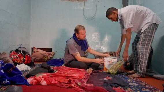Durch einen glücklichen Zufall lernt Samuel (links) Mohamed (rechts) kennen, der ihn gesund pflegt als er krank wird. © NDR/Samuel Häde 