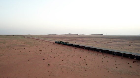 Der längste Güterzug der Welt transportiert Tag für Tag 17.000 Tonnen Eisenerz, 700 km quer durch Mauretanien. © NDR/Samuel Häde 