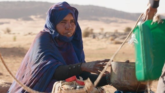 Kedja ist Nomadin und lebt mitten in der Sahara. Jeden zweiten Tag läuft sie mit ihren Eseln eine halbe Stunde zum Brunnen, um Wasser zu holen. © NDR/Samuel Häde 