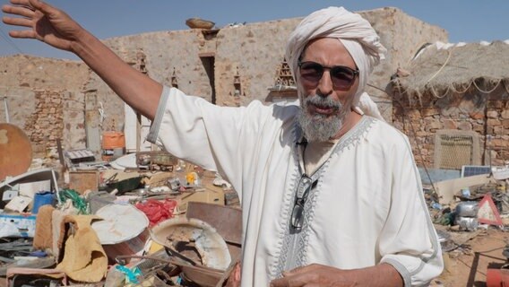Sidi ist Bibliothekar und Bastler. In seinem Vorgarten sammelt er Trödel, den er auf der Straße gefunden hat. © NDR/Samuel Häde 