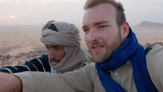Samuel und sein Begleiter Mohamed haben den Anschluss an ihre Karawane verloren. © NDR/Samuel Häde 