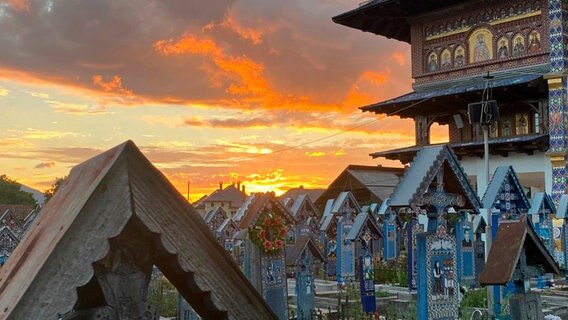 Der fröhliche Friedhof von Săpânța. Jedes Kreuz ist ein Kunstwerk und der Friedhof Dank ihm kein Ort der Trauer. © NDR/Sina Hutt 