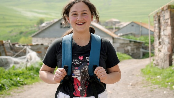 Die 16-jährige Irina lebt im Bergdorf Tabatskuri auf 2000 Metern Höhe. Nach der Schule wird sie fort gehen müssen, denn hier gibt es für sie keine Zukunft. © NDR/Felix Korfmann 