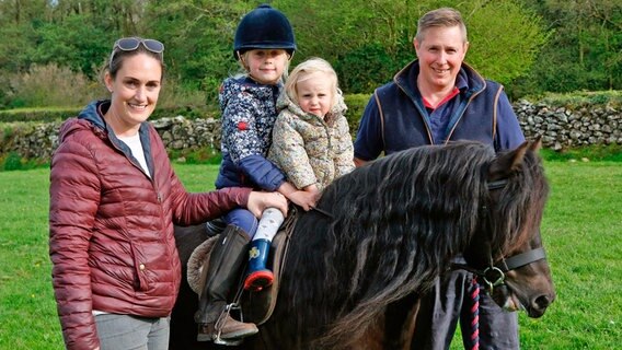Familie Jordan züchtet Dartmoor-Ponies. Mit Pony "Blacky" treten sie bei der Devon County Show an. © NDR/Manfred Uhlig 