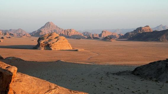 Die Felslandschaft von Wadi Rum entstand vor über 30 Millionen Jahren. Die Felsformationen aus Sandstein und Granit wurden von Wasser geformt. Seit 2011 steht das Gebiet auf der Welterbeliste der UNESCO. © NDR/Steven Galling 
