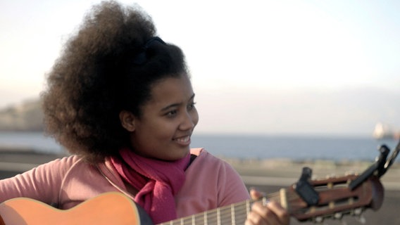 Die Menschen auf den Kapverden sind jung - und viele verlassen ihre Heimat. Claudia besingt diesen Konflikt in ihren Liedern. Dafür nutzt sie die Morna, eine ganz eigene, oftmals melancholische Musikrichtung der Kapverden. © NDR 