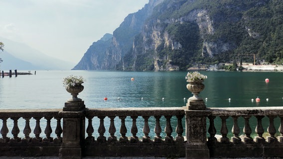 Terrasse zum Garda See in Riva del Garda. © NDR 