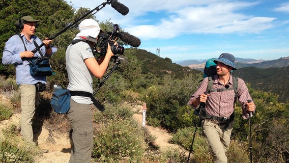 Dreharbeiten auf dem Pacific Crest Trail: Ingo Zamperoni in Südkalifornien - nahe der Mojave Wüste. © NDR/WDR 