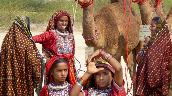 Frauen und Mädchen auf der Kamelmesse. © NDR/Eikon Media GmbH/Ralf Quibeldey 