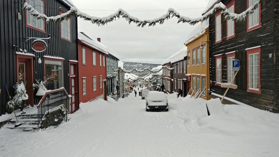 Schnee in der Kjerkgata, Røros. © NDR/Jung & Rathjen Filmproduktion 