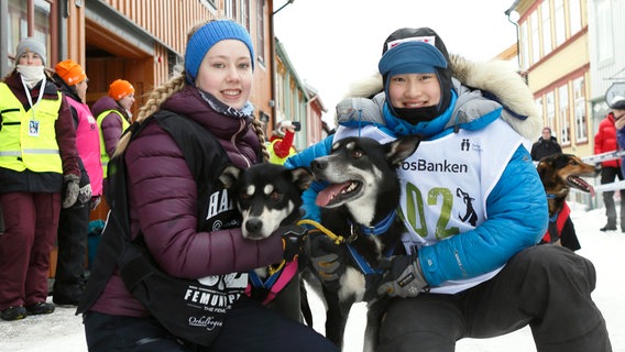 Schlittenhundführerin Ella Kjøsnes (rechts) mit Helferin vor dem Start des Femund-Rennens. © NDR/Jung & Rathjen Filmproduktion/Helmut Dietz 