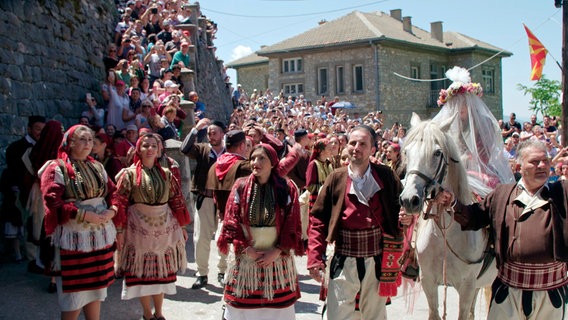 Bis zu 3.000 Besucher kommen in das kleine Bergdorf Galicnik um beim größten Hochzeitsfest Mazedoniens teil zu nehmen. Bis zu 3.000 Besucher kommen in das kleine Bergdorf Galicnik um beim größten Hochzeitsfest Mazedoniens teil zu nehmen. © NDR/Elbmotion/Felix Korfmann