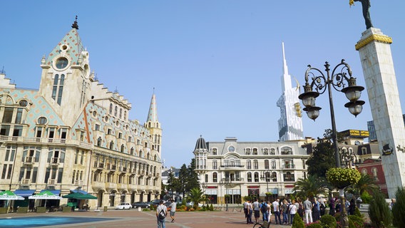 Ein Platz in Batumi, der zweitgrößten Stadt Georgiens. © NDR/Vincent TV/Steven Galling 