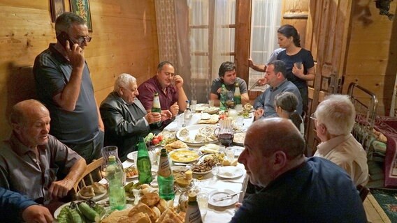 Mehrere Menschen essen zusammen. © NDR/Vincent TV/Steven Galling 