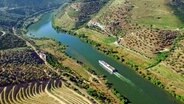 Der Douro fließt durch den Norden Portugals und mündet bei Porto in den Atlantik. Das Douro-Tal ist das älteste geschützte Weinanbaugebiet der Welt und seit 2001 UNESCO-Weltkulturerbe. Nur Wein, der hier angebaut wird, darf sich Portwein nennen. © NDR/Medienkontor/Pedro Rato 