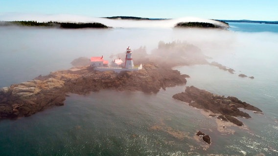 Der Head Harbour Leuchtturm auf Campobello Island steht zwischen der Küste des nach Lübeck benannten Lubec in Maine/USA und dem nach Braunschweig benannten New Brunswick, der ostkanadischen Provinz. © NDR/Fundy Media Inc 