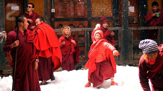 Schneeballschlacht im Kloster: Mönchsnovizen in Bhutan. © NDR/Irja von Bernstorff/Sonam Rinzin 