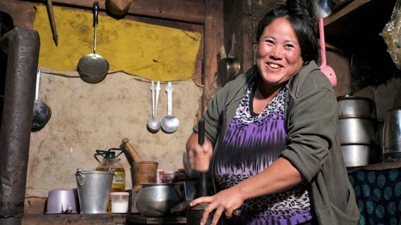 Bäuerin Choki bereitet das Lieblingsgetränk der Menschen im Hochland Bhutans zu: Buttertee. © NDR/Irja von Bernstorff/Sonam Rinzin 