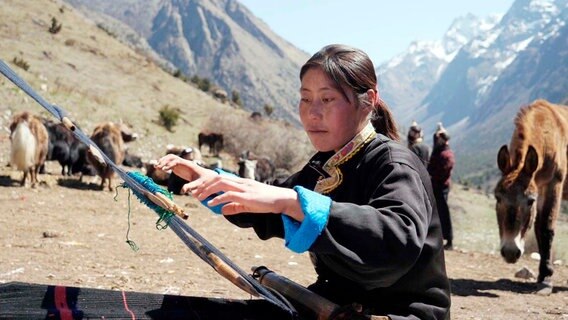Die Yakhirten in Bhutan weben ihre Stoffe aus Yakwolle selbst. © NDR/Irja von Bernstorff/Sonam Rinzin 