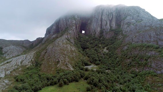 258 Meter hoch und in der Mitte ein riesiges Loch: Der Torghatten, der geheimnisvolle Berg. © NDR/Miramedia/Elke Bille 