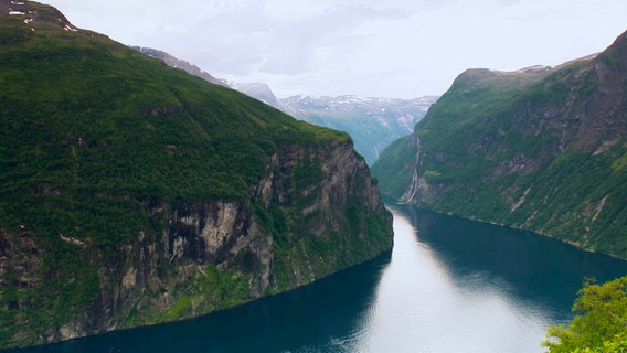 Flankiert von 1.700 Meter hohen Bergen gilt der Geiranger als spektakulärster unter den über 1.000 Fjorden. © NDR/Miramedia/Elke Bille 