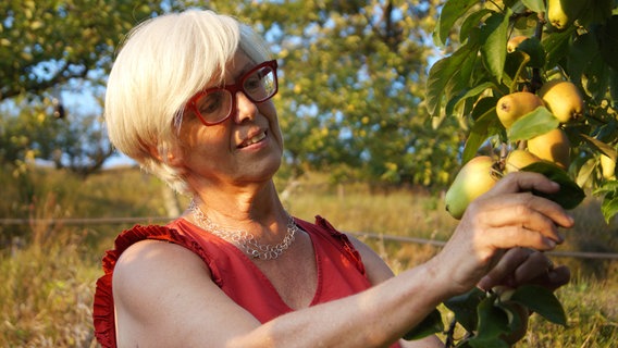 Isabella Dalla Ragione rettet alte Obstsorten vor dem Aussterben. In ihrem "Garten der verlorenen Früchte" wachsen bereits über 400 verschiedene Sorten. © NDR/Casei Media GmbH/Milena Schwoge 