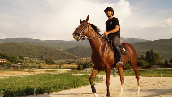 Lorenzo Paci trainiert mit seinem Pferd für das traditionelle Reitturnier, die Giostra della Quintana. © NDR/Casei Media GmbH/Milena Schwoge 