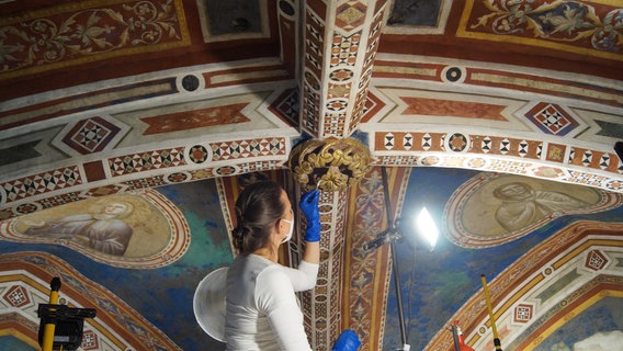 Die Fresken werden sorgfältig von Schmutz und Staub befreit. © NDR/Casei Media GmbH/Milena Schwoge 