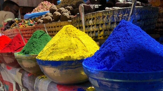 Knallige Farbpigmente, orientalische Düfte: Die Märkte in Marrakesch sind ein Rausch für die Sinne. © NDR/Sebastian Bellwinkel 