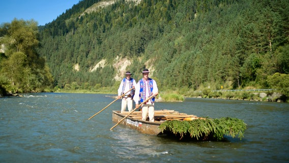 Auf dem polnischen Dunajec wird das Flößerhandwerk nur vom Vater auf den Sohn weitervererbt. © NDR/HTTV/Michael Höft 