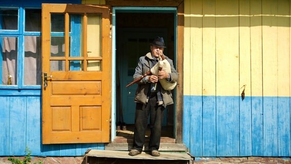 Mykhaylo Tofichuk ist einer der letzten Huzulen, der Instrumente baut. © NDR/HTTV/Michael Höft 