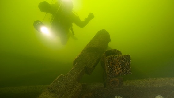 Die Meeresarchäologin Minna Koivikko bei einem Tauchgang. © NDR/Florianfilm GmbH/Minna Koivikko 