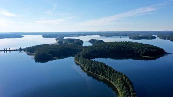 Ein Wallberg ist ein langgestreckter Hügelrücken aus der Eiszeit. Der Wallberg von Punkaharju führt mitten durch den See und gehört zu den Naturdenkmälern Finnlands. © NDR/Florianfilm GmbH 