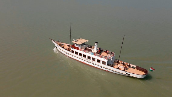 Das alte Passagierschiff Helka fährt seit 1891 über den Balaton. © NDR/HTTV Produktion/Michael Höft 