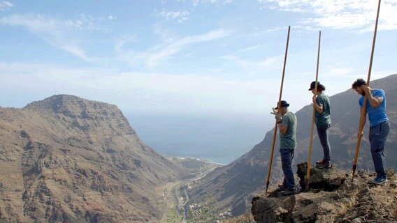 Hirtensprung, "Salto del Pastor", mit denen sich die Gomeros an vier Meter langen Stäben die steilen Hänge hinabschwingen. © NDR/Planetfilm Gehr & Gehr GbR/Sina Diehl 